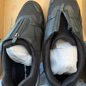 Ladies Easy Spirit RHEAL. New front zipper. Never worn. Still in box. Black.